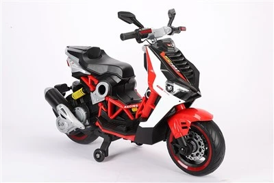 Otroci se vozijo z električnim motorjem