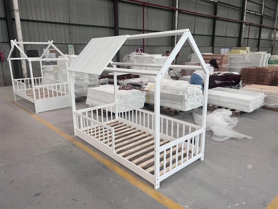 Otroška postelja na tleh